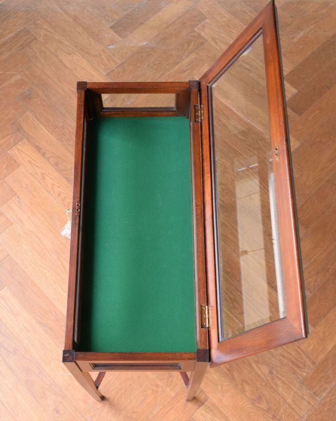 アンティークのキャビネット　アンティーク家具　イギリスから到着したお洒落なアンティークのコレクションケース。ガラス戸を開くと･･･しっかり修復しました。(m-658-f)