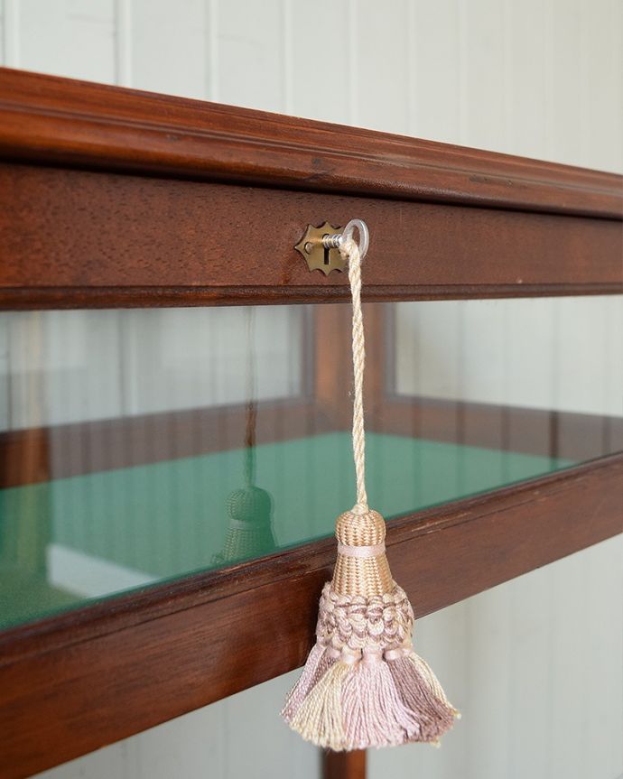 アンティークのキャビネット　アンティーク家具　イギリスから到着したお洒落なアンティークのコレクションケース。開ける度にワクワクアンティークらしくカギが取っ手の代わり。(m-658-f)