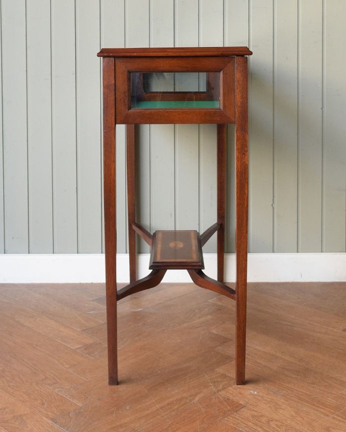 アンティークのキャビネット　アンティーク家具　イギリスから到着したお洒落なアンティークのコレクションケース。横から見ると･･･横面もガラス。(m-658-f)