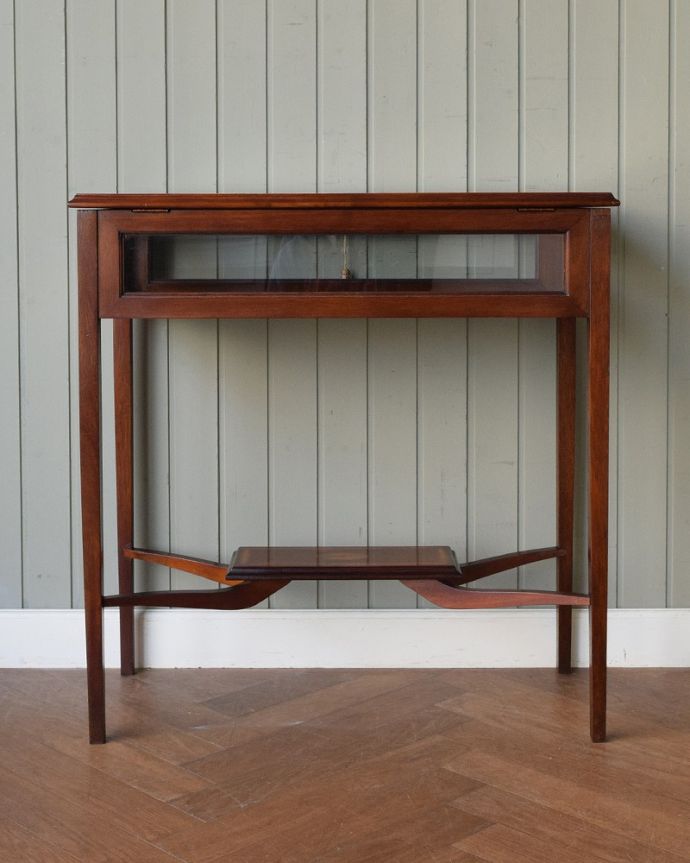 アンティークのキャビネット　アンティーク家具　イギリスから到着したお洒落なアンティークのコレクションケース。後姿もキレイ！間仕切りにできるよう、後ろ姿もキレイです。(m-658-f)