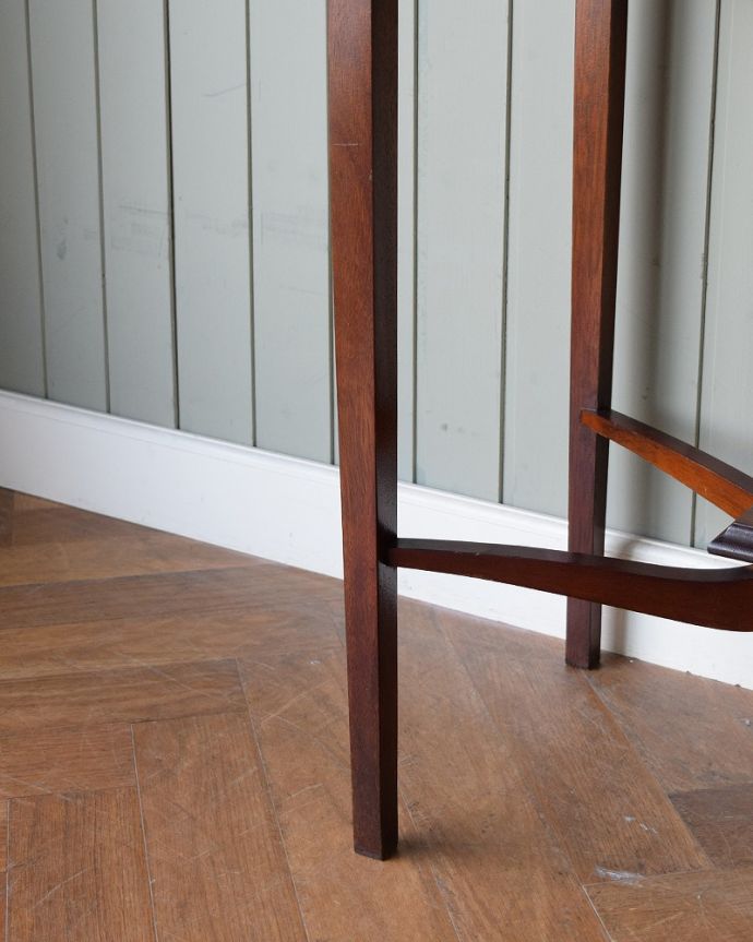 アンティークのキャビネット　アンティーク家具　イギリスから到着したお洒落なアンティークのコレクションケース。女性1人でラクラク運べちゃう仕掛けHandleのアンティークは、脚の裏にフェルトキーパーをお付けしています。(m-658-f)