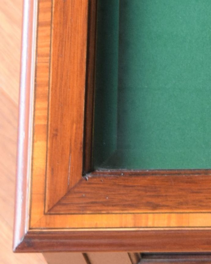 アンティークのキャビネット　アンティーク家具　イギリスから到着したお洒落なアンティークのコレクションケース。天板を近づいてみると…アンティークだから手に入れることが出来る天板に使われている銘木の美しさにうっとりです。(m-658-f)