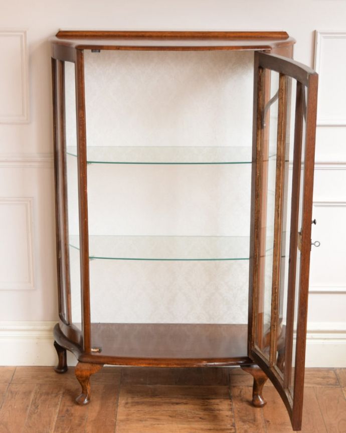 ガラスキャビネットの扉の中