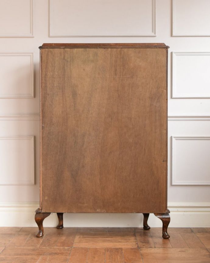 キャビネットの後ろ姿