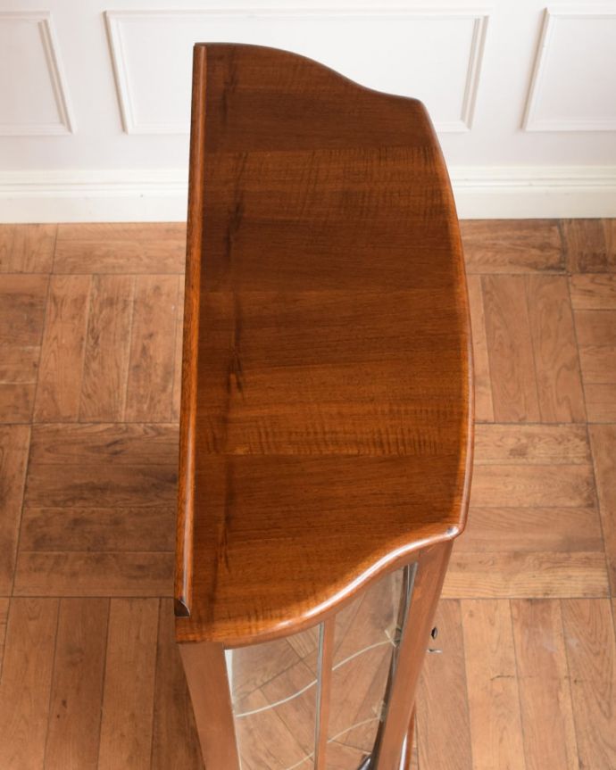 アンティークキャビネットの天板