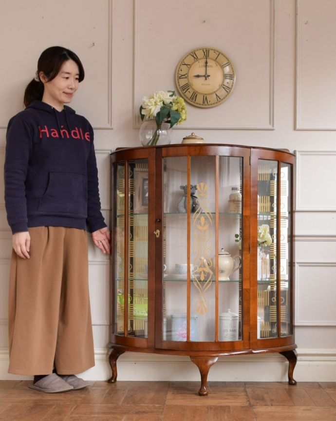 アンティークのキャビネット　アンティーク家具　英国で見つけたミラーバックの美しいガラスキャビネット、ウォルナット材のアンティーク家具。キラキラな毎日が過ごせるガラスのキャビネットガラス面に描かれたキラキラの絵が美しいガラスのキャビネット。(m-660-f)