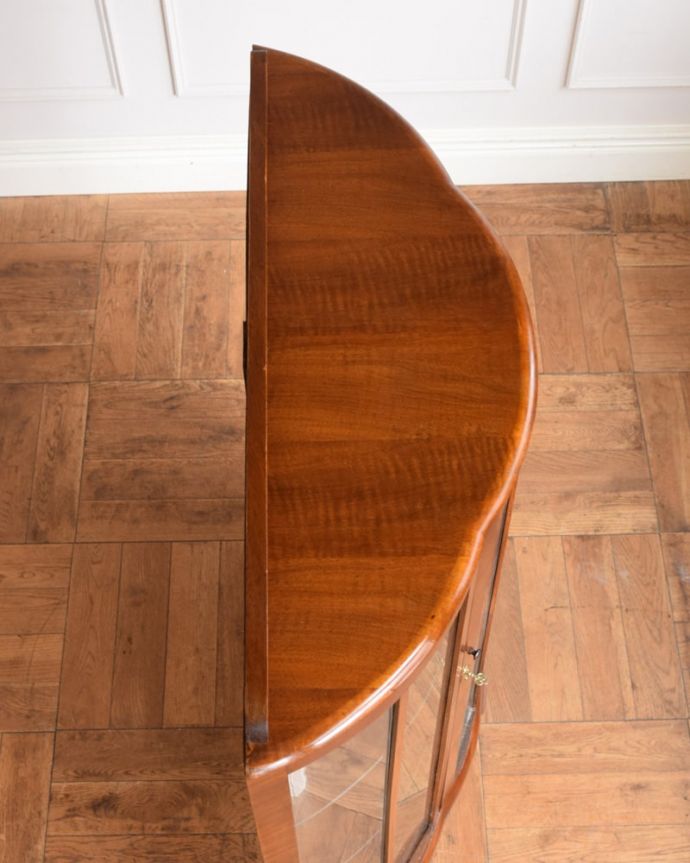 アンティークのキャビネット　アンティーク家具　英国で見つけたミラーバックの美しいガラスキャビネット、ウォルナット材のアンティーク家具。こんな形をしたキャビネットです。(m-660-f)