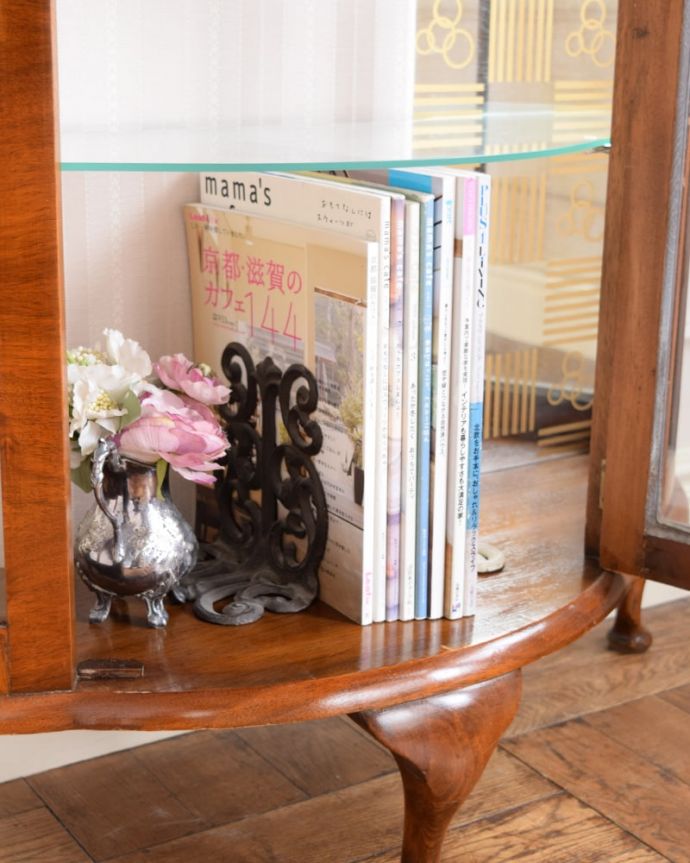 アンティークのキャビネット　アンティーク家具　英国で見つけたミラーバックの美しいガラスキャビネット、ウォルナット材のアンティーク家具。扉の中は収納たっぷりA4サイズの雑誌までしっかり収納出来ちゃう大きさ。(m-660-f)