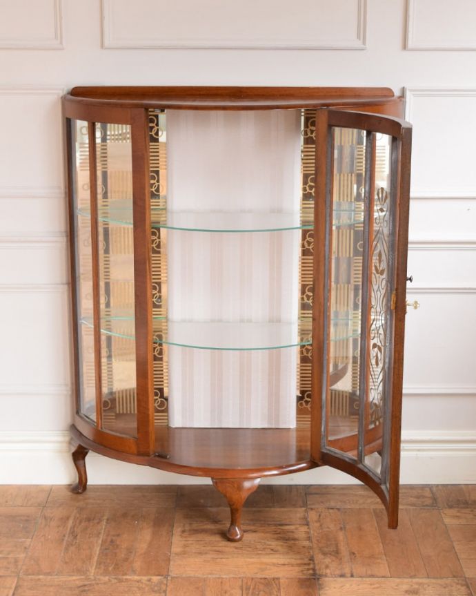 アンティークのキャビネット　アンティーク家具　英国で見つけたミラーバックの美しいガラスキャビネット、ウォルナット材のアンティーク家具。扉を開けて中を見てみると…背板は新しい生地に張り替えました。(m-660-f)