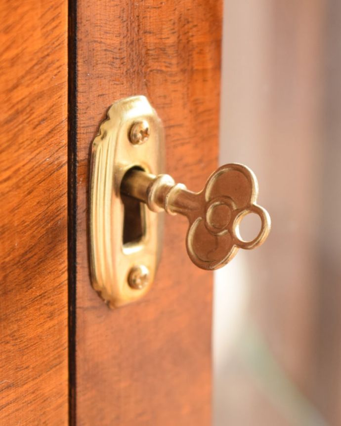 アンティークのキャビネット　アンティーク家具　英国で見つけたミラーバックの美しいガラスキャビネット、ウォルナット材のアンティーク家具。開ける度にワクワク･･･鍵が付いています。(m-660-f)