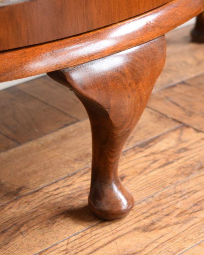 アンティークのキャビネット　アンティーク家具　英国で見つけたミラーバックの美しいガラスキャビネット、ウォルナット材のアンティーク家具。女性１人でもラクに運べちゃうヒミツHandleのアンティークは、脚の裏にフェルトキーパーをお付けしているので、床を滑らせれば女性でも移動がカンタンに出来ます！。(m-660-f)