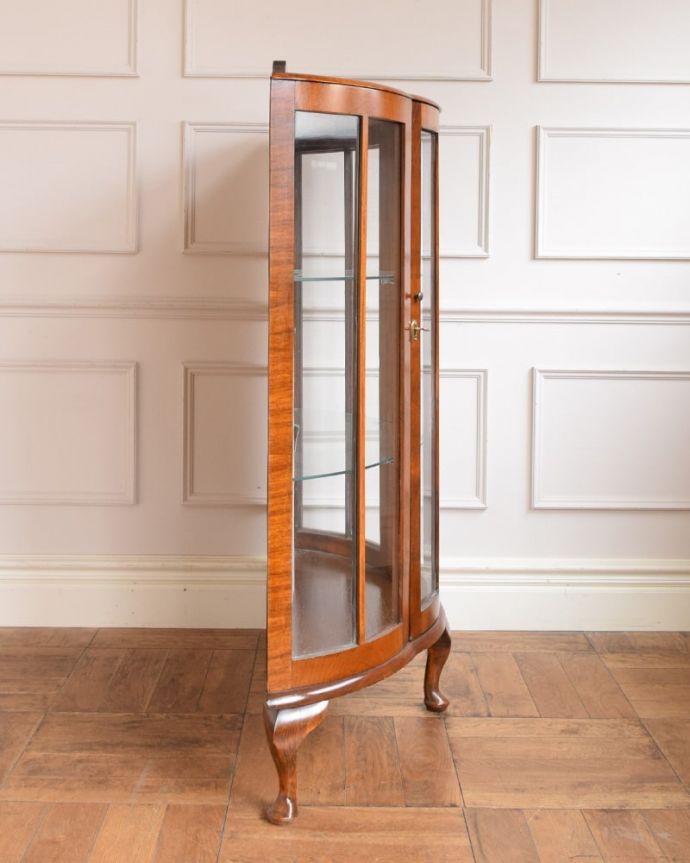 アンティークのキャビネット　アンティーク家具　英国で見つけたミラーバックの美しいガラスキャビネット、ウォルナット材のアンティーク家具。サイドからもたっぷりの光背板の部分以外は全てガラス。(m-660-f)
