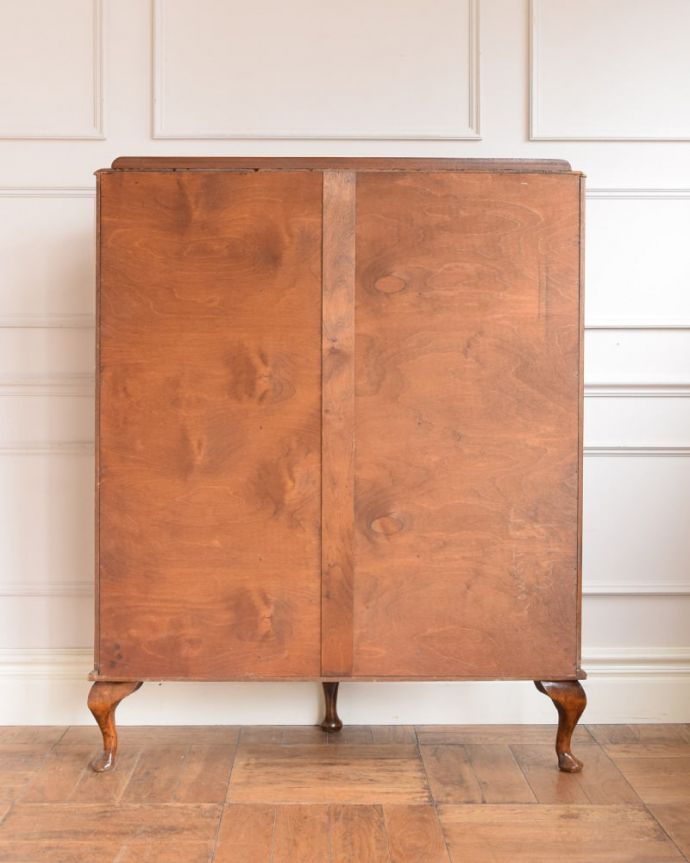 アンティークのキャビネット　アンティーク家具　英国で見つけたミラーバックの美しいガラスキャビネット、ウォルナット材のアンティーク家具。キレイに修復しました！アンティークは新品ではないので、経年変化によるキズはありますが、専門の職人がキレイにお直しをしているので、後ろ姿もキレイです。(m-660-f)