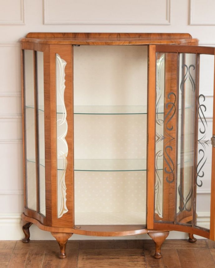 ガラスキャビネットの扉の中