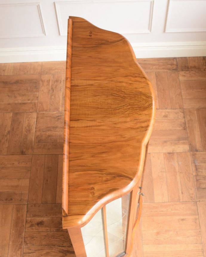 アンティークキャビネットの天板