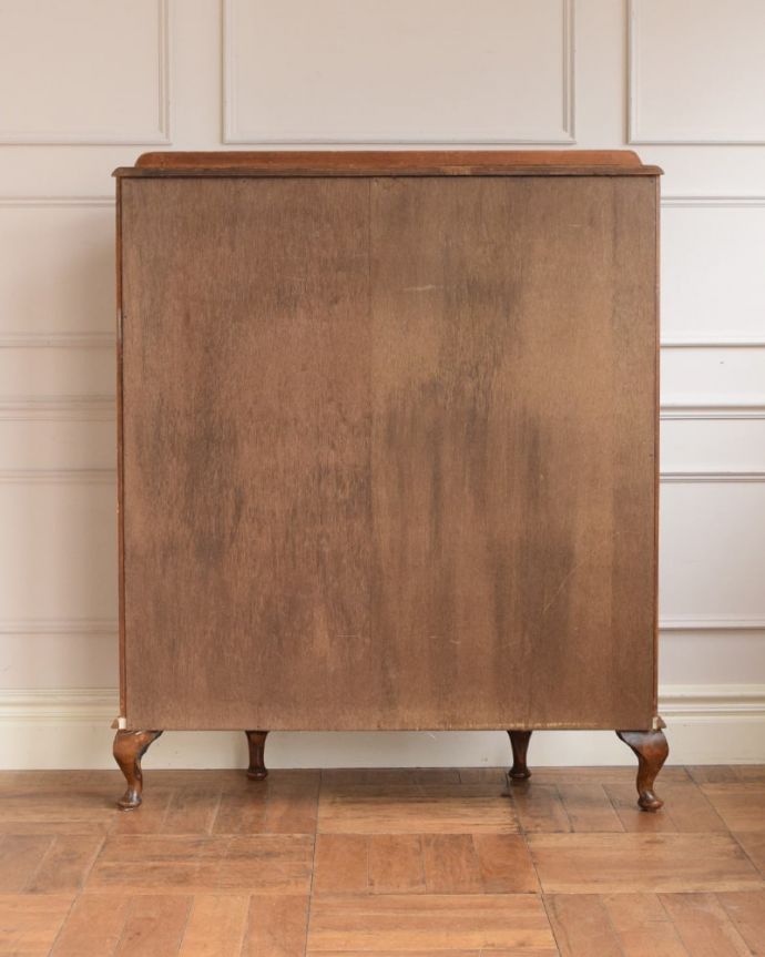 キャビネットの後ろ姿