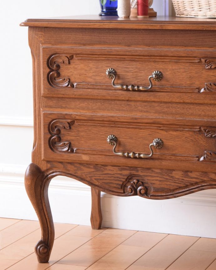 アンティークのチェスト アンティーク家具 南フランスのアンティーク家具、猫脚の華やかなベッドサイドチェスト。自慢したくなる美しさやっぱりフランスのチェストは美しい見た目が魅力。(m-662-f)
