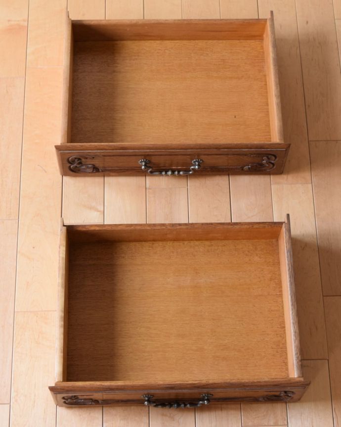 アンティークのチェスト アンティーク家具 南フランスのアンティーク家具、猫脚の華やかなベッドサイドチェスト。引き出しの中もキレイですもちろん引き出しの中も職人がキレイ仕上げました。(m-662-f)