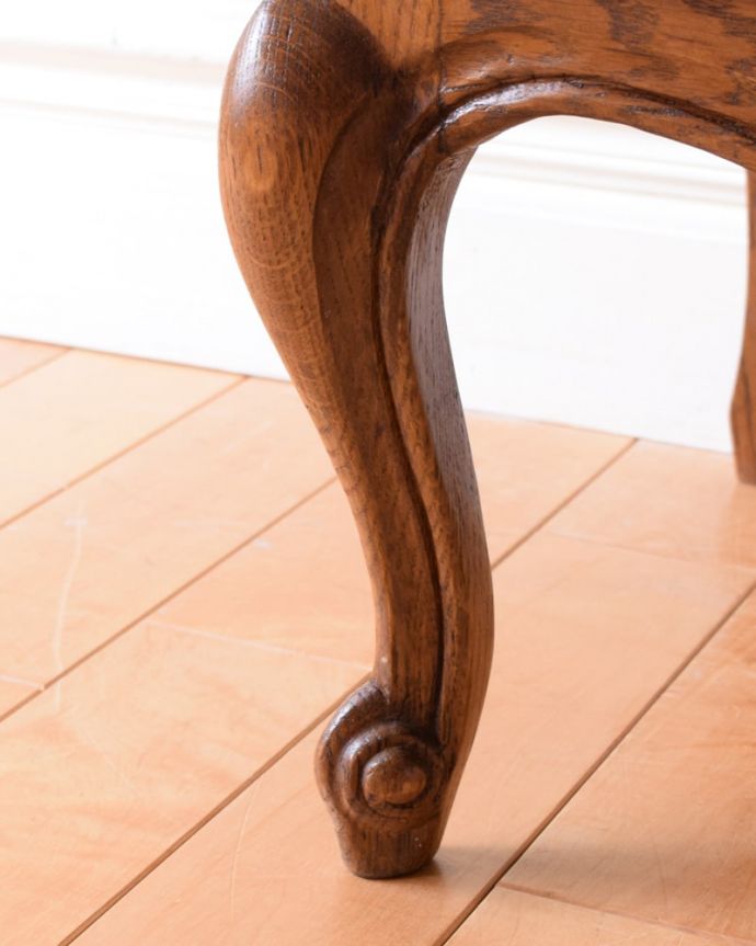 アンティークのチェスト アンティーク家具 南フランスのアンティーク家具、猫脚の華やかなベッドサイドチェスト。女性1人でもラクラク運べますHandleのアンティークは、脚の裏にフェルトキーパーをお付けしています。(m-662-f)