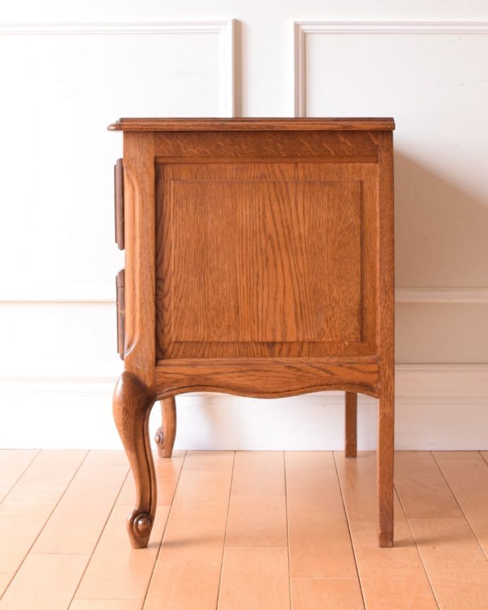 アンティークのチェスト アンティーク家具 南フランスのアンティーク家具、猫脚の華やかなベッドサイドチェスト。横から見てもステキもちろん、横顔からもフランスらしい美しさが漂っています。(m-662-f)