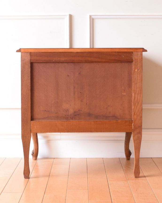 アンティークのチェスト アンティーク家具 南フランスのアンティーク家具、猫脚の華やかなベッドサイドチェスト。後ろ姿にも気を使ってますアンティークは新品ではないので、経年変化によるキズはありますが、専門の職人がお直しをしたので、後ろ姿もキレイです。(m-662-f)