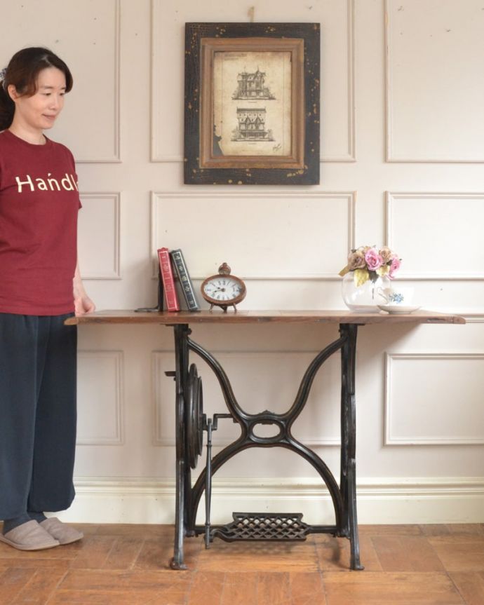 アンティークのテーブル　アンティーク家具　オケージョナルテーブル/ティーテーブル  ミシン台　置くだけで絵になるミシン台アイアンで造られた優雅なデザインのミシン台。(m-663-f)