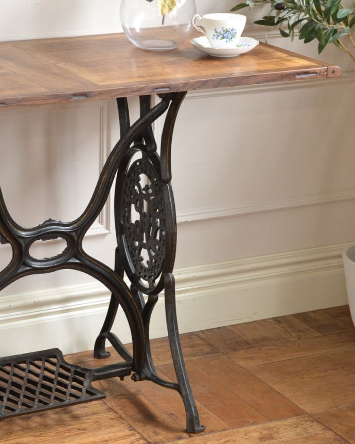 アンティークのテーブル　アンティーク家具　オケージョナルテーブル/ティーテーブル  ミシン台　なんだか懐かしい雰囲気使ったことがない方でも懐かしさを感じるミシン台。(m-663-f)