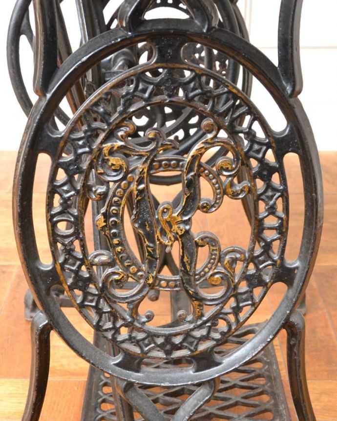アンティークのテーブル　アンティーク家具　オケージョナルテーブル/ティーテーブル  ミシン台　アンティークのアイアンが作り出す曲線美まだ機械が現代ほど発達していない時代に、職人さんはどうやって曲げたんだろう？と不思議になるくらいの美しさ。(m-663-f)