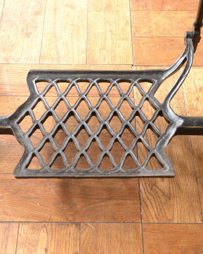 アンティークのテーブル　アンティーク家具　オケージョナルテーブル/ティーテーブル  ミシン台　足踏みペダルも付いていますここを足で踏んで動かしていたミシン。(m-663-f)