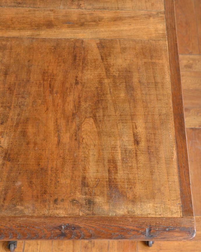 アンティークのテーブル　アンティーク家具　オケージョナルテーブル/ティーテーブル  ミシン台　天板を近づいてみると…アンティークだから手に入れることが出来る天板に使われている銘木の美しさにうっとりです。(m-663-f)