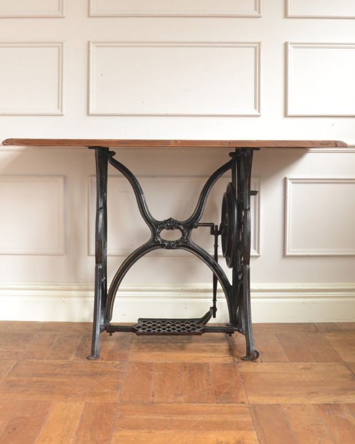 アンティークのテーブル　アンティーク家具　オケージョナルテーブル/ティーテーブル  ミシン台　クルッと回転。(m-663-f)