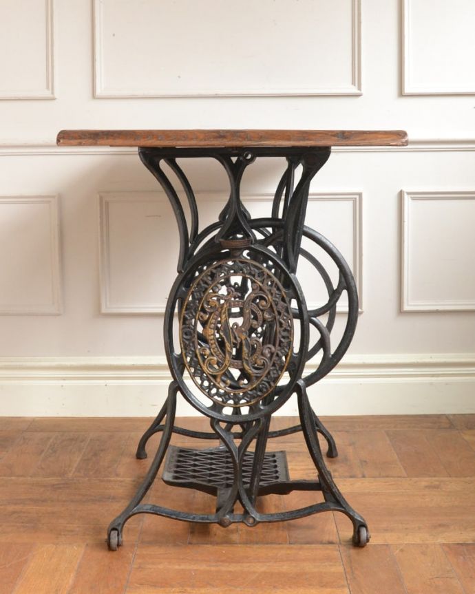 アンティークのテーブル　アンティーク家具　オケージョナルテーブル/ティーテーブル  ミシン台　こちら側も、もちろんキレイです！アンティークは新品ではないので、もちろん経年変化によるキズはありますが、専門の職人がキレイにお直しをしているので、どの角度から見てもキレイです。(m-663-f)