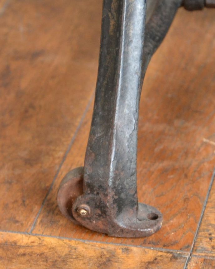 アンティークのテーブル　アンティーク家具　オケージョナルテーブル/ティーテーブル  ミシン台　脚先には、キャスターアンティークは、今のプラスチックと違って質感がいいので動きは悪いですが、ちゃんと動きます。(m-663-f)