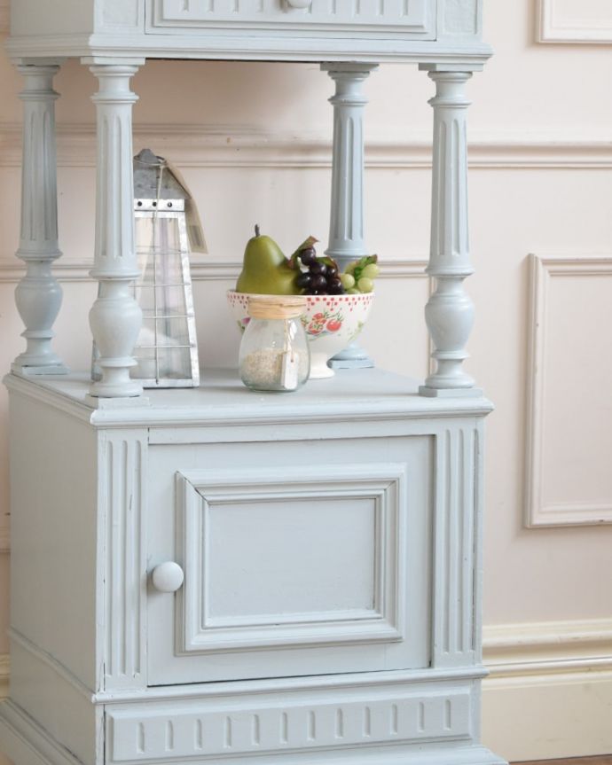 アンティークのキャビネット　アンティーク家具　フランスのペイントアンティーク家具、大理石天板のサイドキャビネット。ペイントだけじゃないんですつい色に気を取られちゃうんですが、実は凝った彫も施されているんです。(m-664-f)