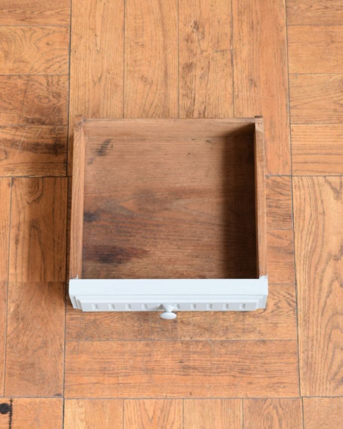 アンティークのキャビネット　アンティーク家具　フランスのペイントアンティーク家具、大理石天板のサイドキャビネット。引き出しの中もキレイです！何を入れても大丈夫！修復する時、職人がキレイに仕上げました。(m-664-f)