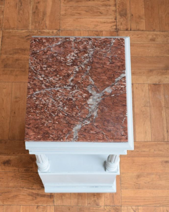 アンティークのキャビネット　アンティーク家具　フランスのペイントアンティーク家具、大理石天板のサイドキャビネット。天然大理石を使った贅沢な天板天板には女性の憧れ、天然の大理石が使われている贅沢な家具です。(m-664-f)