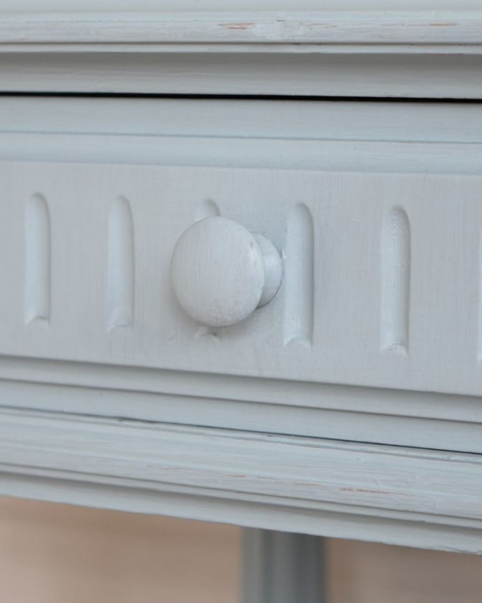 アンティークのキャビネット　アンティーク家具　フランスのペイントアンティーク家具、大理石天板のサイドキャビネット。引き出しの取っ手はぽってりとした丸いフォルムが可愛いんです。(m-664-f)