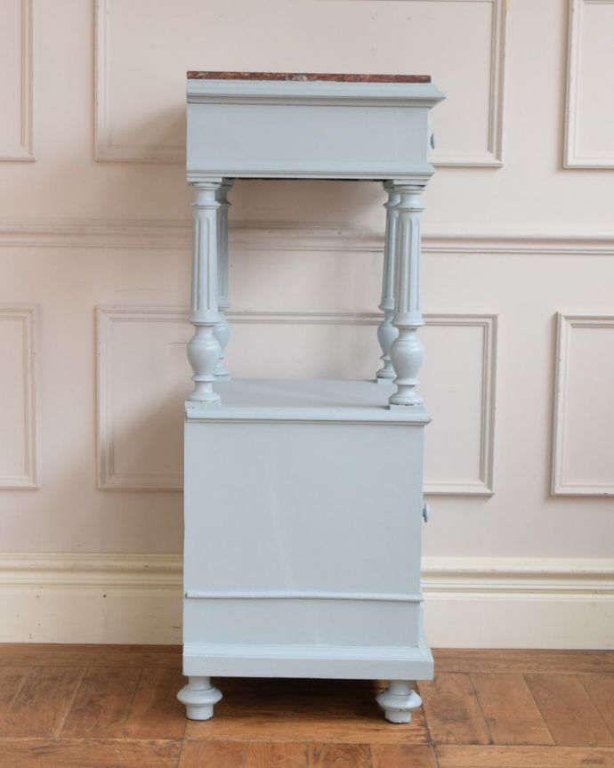 アンティークのキャビネット　アンティーク家具　フランスのペイントアンティーク家具、大理石天板のサイドキャビネット。横から見ても素敵なんです実は横も自慢したくなっちゃうくらい彫り込みが入っているんです。(m-664-f)