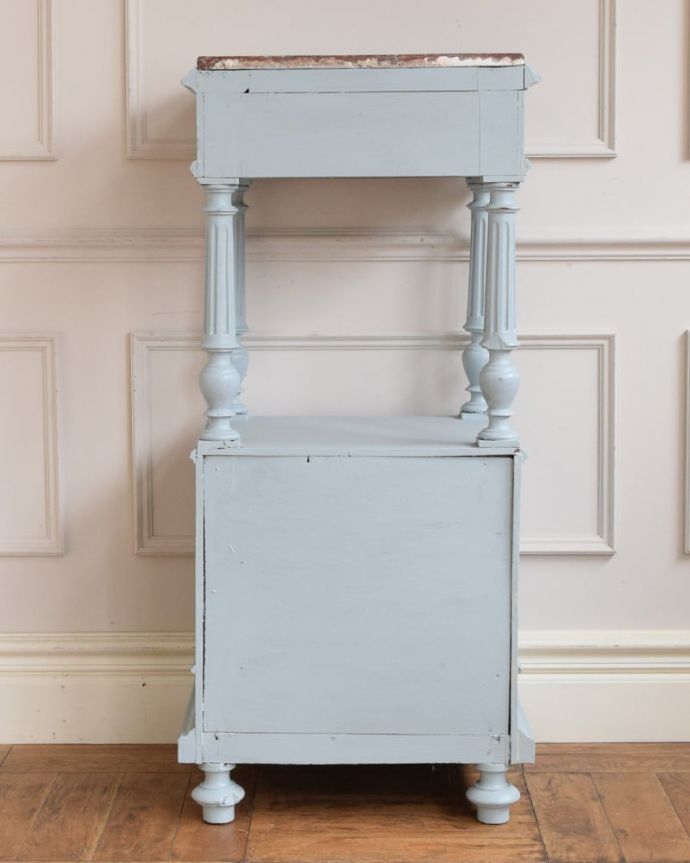 アンティークのキャビネット　アンティーク家具　フランスのペイントアンティーク家具、大理石天板のサイドキャビネット。後ろ姿はこんな感じアンティークは新品ではないので、経年変化によるキズはありますが、専門の職人がキレイにお直しをしているので、後ろ姿も見て下さい。(m-664-f)