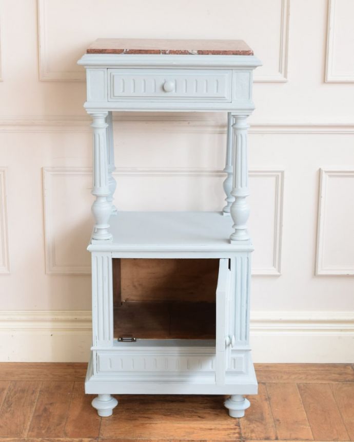 アンティークのキャビネット　アンティーク家具　フランスのペイントアンティーク家具、大理石天板のサイドキャビネット。扉の中を開けてみましょうペイントの扉を開けてみると、中はこんな感じに仕上がっています。(m-664-f)