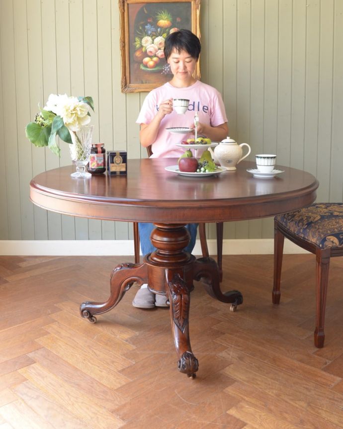 アンティークのテーブル アンティーク家具 ティルトップテーブル 使う時に天板をセット!便利な折りたたみ式のテーブルティルトップテーブルは、使う時に天板をセットするだけで、あっという間にテーブルに早変わりしちゃうんです。(m-665-f)