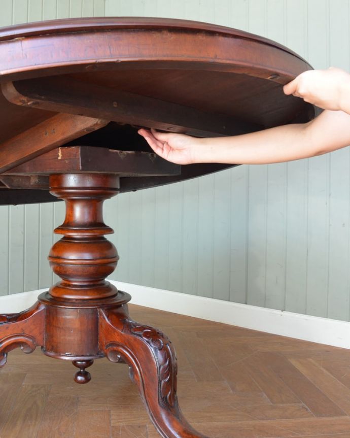 アンティークのテーブル アンティーク家具 ティルトップテーブル あっという間に天板がセット出来ます女性でもカンタン。(m-665-f)