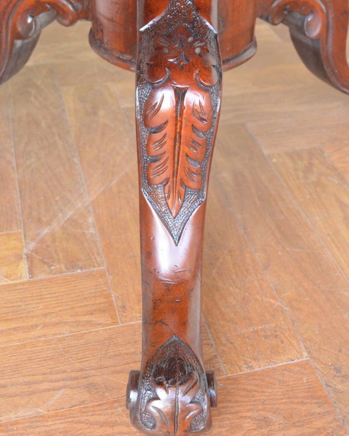 アンティークのテーブル アンティーク家具 ティルトップテーブル いろんな場所にこだわり彫のデザインもいろいろです。(m-665-f)