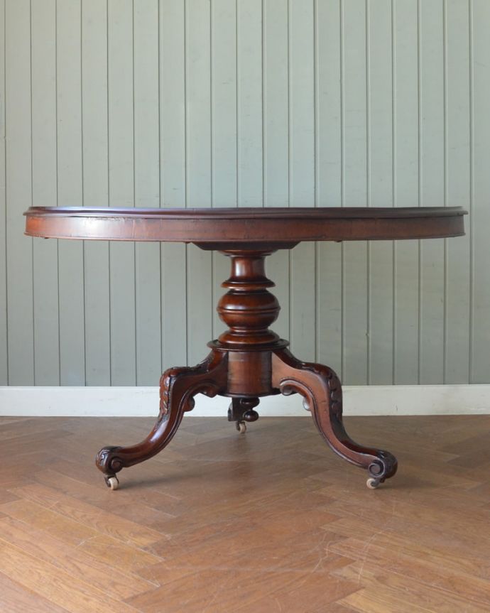 アンティークのテーブル アンティーク家具 ティルトップテーブル こちら側もキレイです!アンティークは新品ではないので経年変化によるキズはありますが、専門の職人がしっかり修復したので、どの角度から見てもキレイです。(m-665-f)