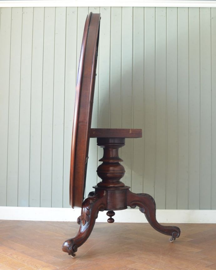 アンティークのテーブル アンティーク家具 ティルトップテーブル 横から見ると・・・よく分かるでしょう〜!使わないときはこんな風にコンパクトに収納できるので便利なんです。(m-665-f)