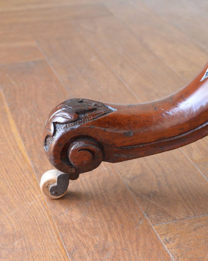 アンティークのテーブル アンティーク家具 ティルトップテーブル 持ち上げなくても移動できます!Handleのアンティークは、脚の裏にフェルトキーパーをお付けしていますので、床を滑らせてれば女性1人でも移動が簡単です。(m-665-f)