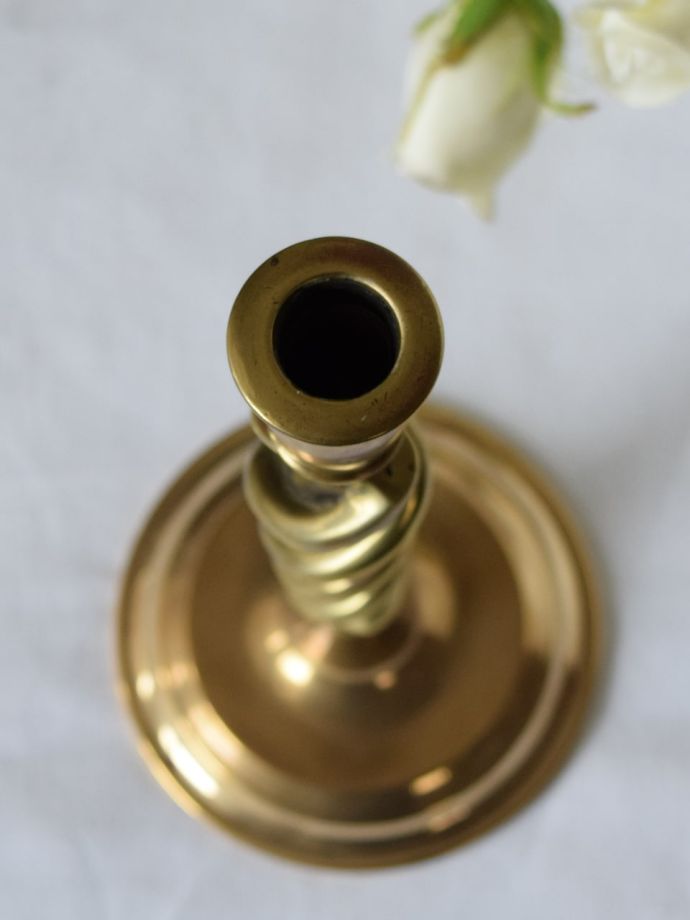 イギリスのアンティークのおしゃれな燭台、ツイスト模様が美しい真鍮製