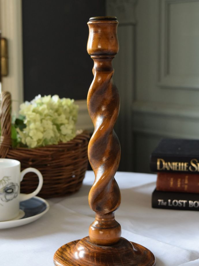 木製のアンティークキャンドルスタンド