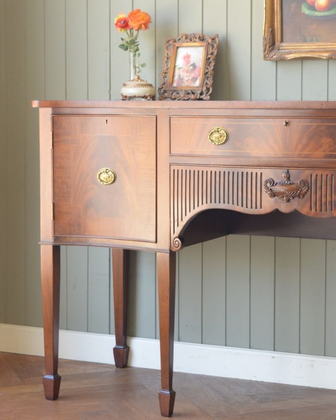 アンティークのキャビネット アンティーク家具 サイドボード アンティークだから手に入れることが出来る素材感今の時代、なかなか手に入れることが出来ない木目の美しさにうっとり。(m-666-f)