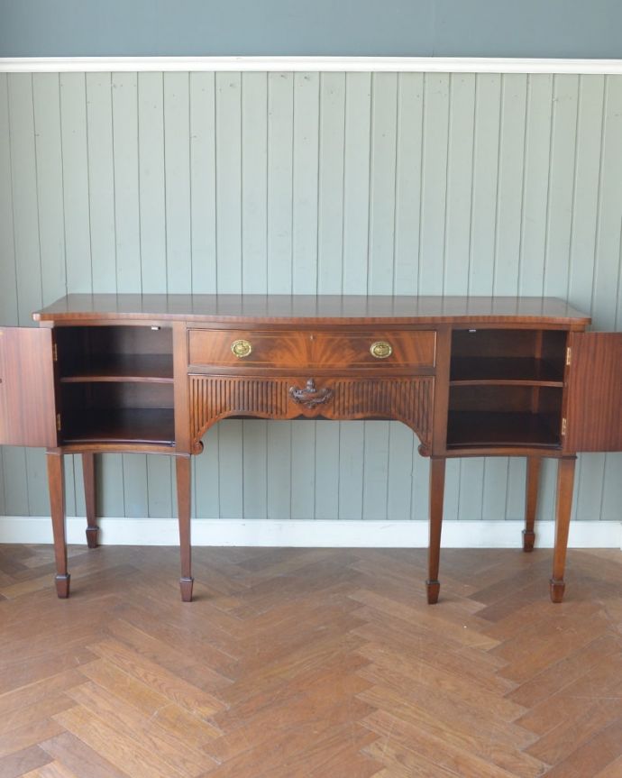 アンティークのキャビネット アンティーク家具 サイドボード 扉の奥にはたっぷりの収納。(m-666-f)